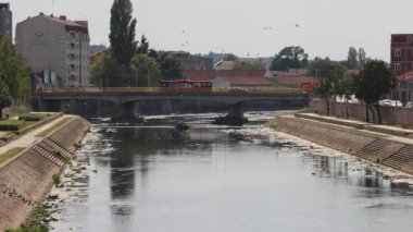 Nis, Sırbistan - 4 Ağustos 2022: Nisava Nehri Sıcak Yaz Gününde Şehir Merkezinden Akmaktadır.