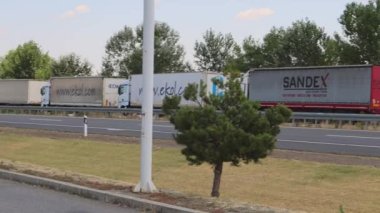 Horgos Roszke, Macaristan - 01 Ağustos 2022: AB Giriş Sınırı Taşımacılık Sorun Lojistik Kuyruğunda Uzun Kargo Kamyonları Hattı.
