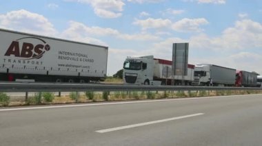 Horgos Roszke, Macaristan - 01 Ağustos 2022: Avrupa Sınır Girişi Lojistik Sorunlarında Uzun Kamyon Kuyruğu.