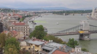 Budapeşte, Macaristan - 31 Temmuz 2022: Tuna Nehri üzerindeki zincir köprü inşaatı Budapeşte Şehri Yaz Panoraması.