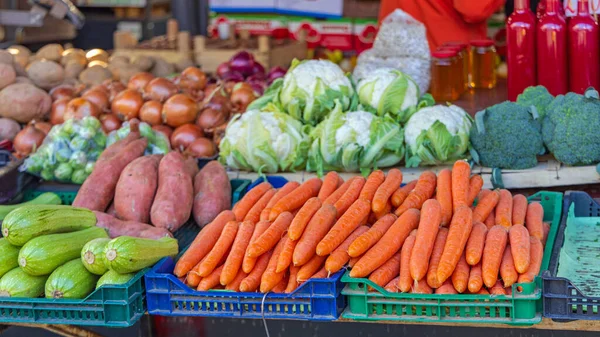 ファーマーズ マーケット ストールで生産される新鮮なニンジン野菜 — ストック写真