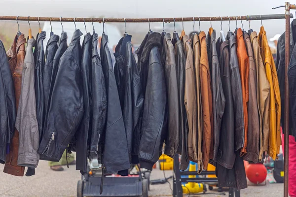 Sok Klasszikus Stílusú Real Leather Kabát Eladó Bolhapiacon — Stock Fotó