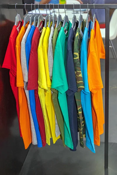 Camisetas Coloridas Penduradas Rail New Clothing — Fotografia de Stock