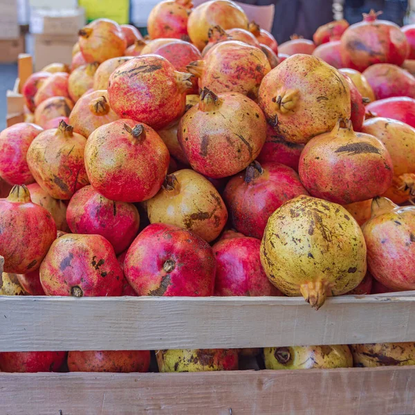 Frutta Fresca Melograno Prodotta Presso Bancarella Del Mercato Degli Agricoltori — Foto Stock