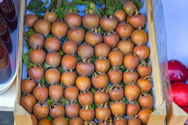 Čerstvé Medlar Ovoce Produkované Přepravce Farmářském Trhu — Stock fotografie