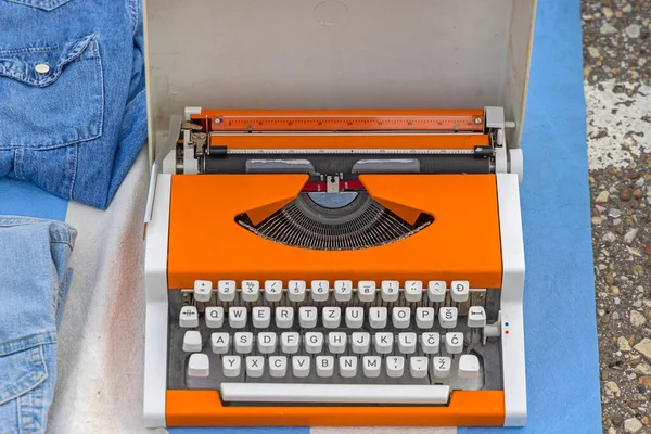 Tragbare Orangefarbene Schreibmaschine Mit Transportbox Zum Verkauf Auf Dem Flohmarkt — Stockfoto