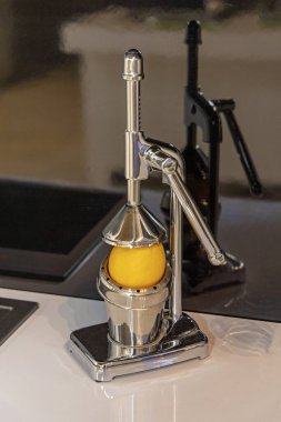 Kitchen Tezgahı 'nda Manuel Taze Citrus Meyve Suyu Baskısı