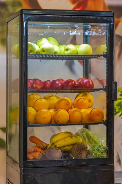 Ekran Dolabı Sağlıklı Çubuğunda Taze Meyvelerin Çeşitliliği — Stok fotoğraf