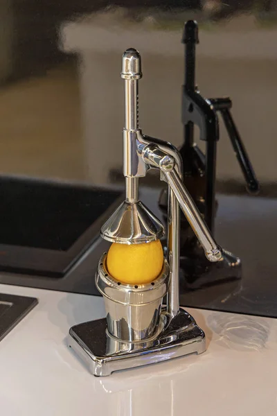 Manual Fresh Citrus Juicer Press Bij Kitchen Countertop — Stockfoto