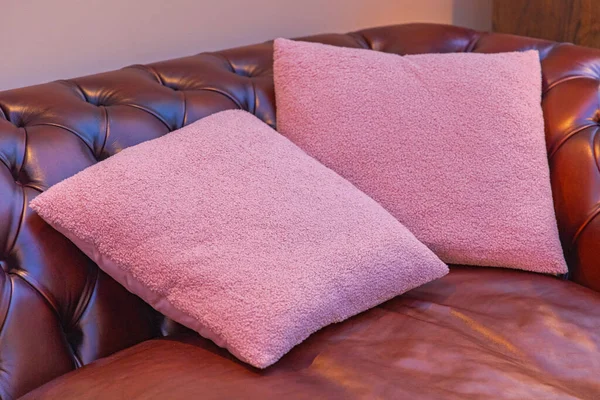Różowe Poduszki Terry Tloth Skórzanej Kanapie Kontrast — Zdjęcie stockowe