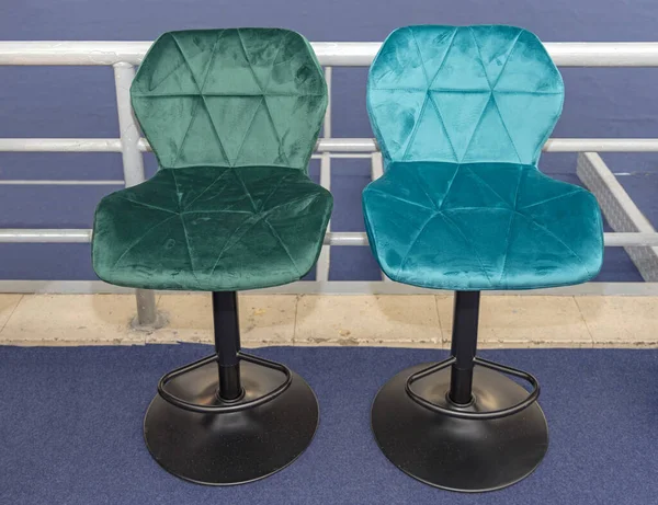Δύο Σύγχρονες Ξαπλώστρες Μπαρ Βελούδινες Καρέκλες Πλάτη — Φωτογραφία Αρχείου