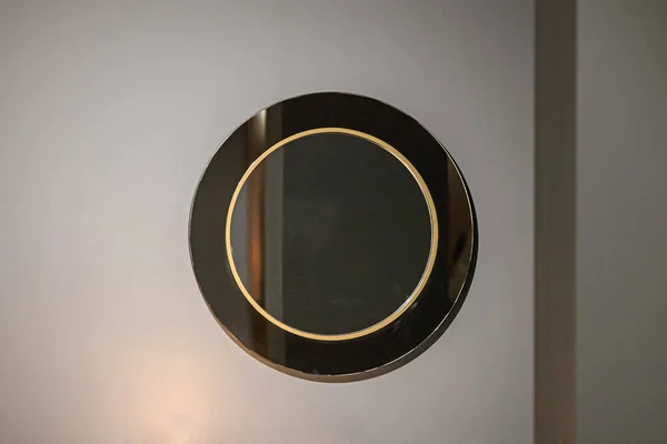 现代家居墙壁上的圆形黑镜 — 图库照片