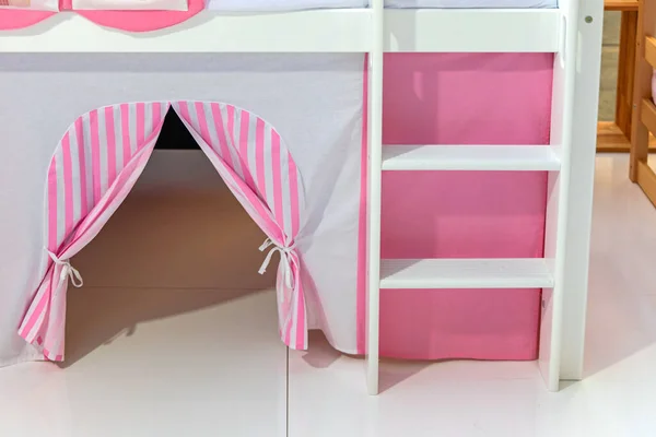 女孩粉红睡房内堆放玩具的梯子到床床上 — 图库照片