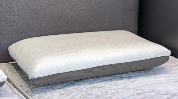 新しいきれいな白いメモリ泡ベッドで解剖枕 — ストック写真