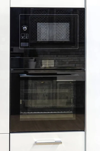用黑色微波炉和烤箱制作的现代厨房器具 — 图库照片
