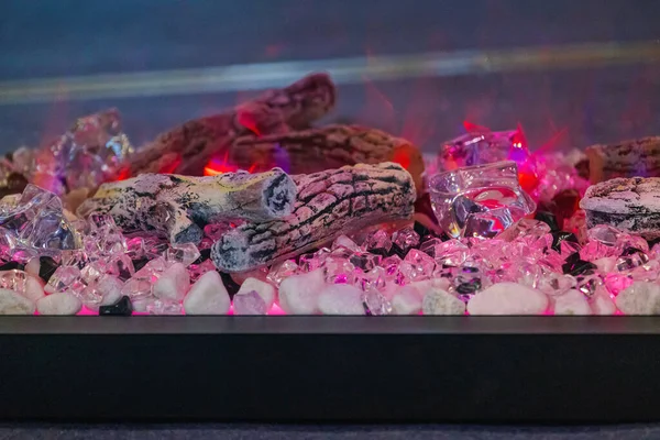 带原木晶体 卵石和钻石火焰效果的粉红电炉 — 图库照片