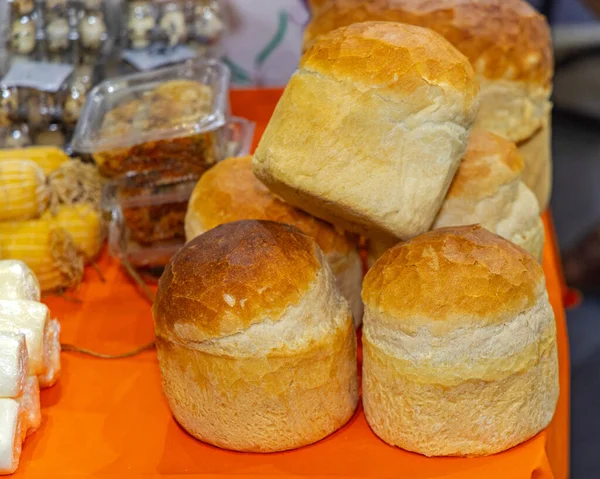 Freshly Baked Whole Bread Loaves Market Stall — Stock Photo, Image