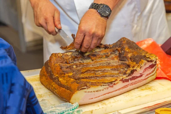 Styckning Stora Labbet Med Fläsk Bacon Kött Vid Bordet — Stockfoto
