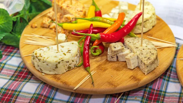 Τυρί Βότανα Και Μπαχαρικά Chilli Peppers Σερβίρεται Στην Platter — Φωτογραφία Αρχείου