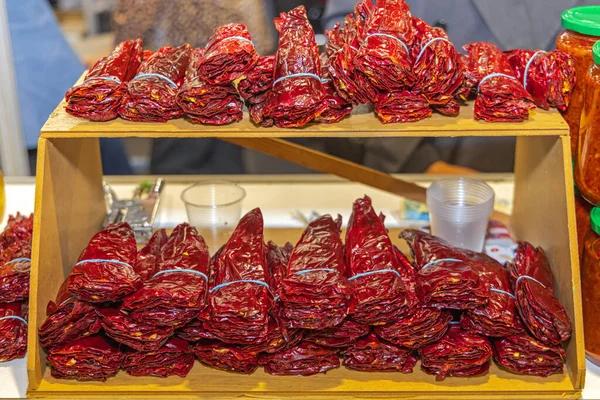 Связки Сушеных Красных Перцев Чили Полке Зимняя Еда — стоковое фото