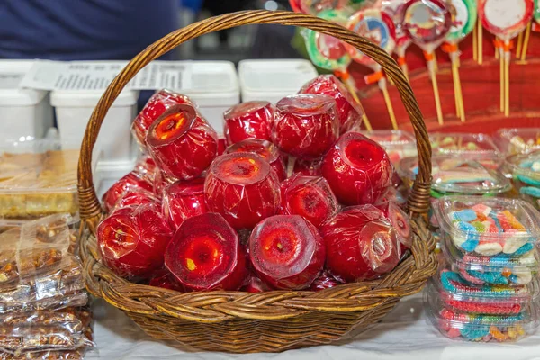 Ολόκληρα Κόκκινα Ζαχαρωτά Μήλα Καλυμμένα Επικάλυψη Ζάχαρης Καλάθι Στο Φεστιβάλ — Φωτογραφία Αρχείου