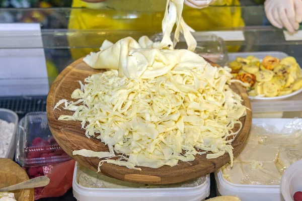 Çekilmiş Kırbaç Pleri Yumuşak Beyaz Nekler Süt Peyniri — Stok fotoğraf