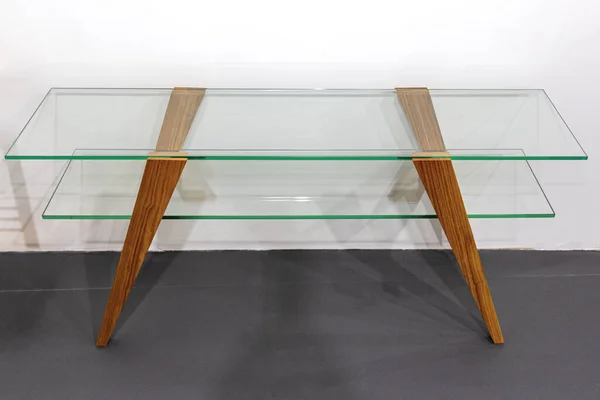 Schreibtisch Mit Doppeltem Glas Und Holzbeinen Durchschauen Möbel — Stockfoto