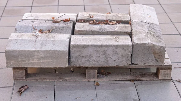 Kargo Paleti Nşaatında Kullanılan Beton Kaldırım Blokları — Stok fotoğraf