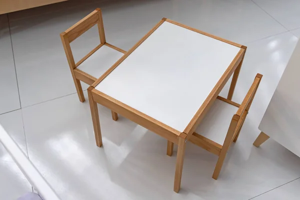 子供の遊び部屋に椅子がセットされた小さな子供のテーブル — ストック写真
