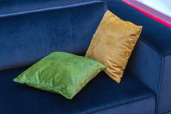Twee Kunstleren Kussens Bij Blue Plush Sofa Home Decor — Stockfoto