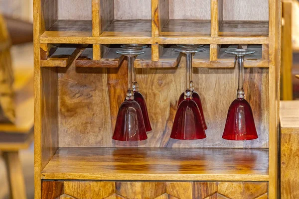 Διακοσμητικά Κόκκινα Γυαλιά Ανάποδα Στο Ξύλινο Γραφείο — Φωτογραφία Αρχείου