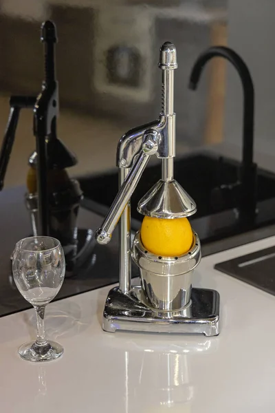 厨房柜台手工操作新鲜柑橘类榨汁机 — 图库照片