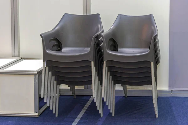 Pilhas Armazenamento Móveis Cadeiras Plástico Preto — Fotografia de Stock