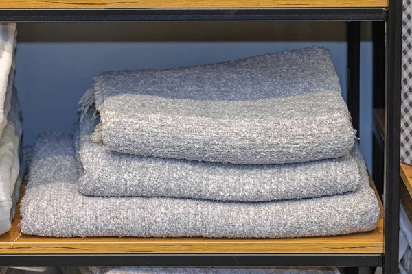 棚に3つの青い投げ毛布のスタック — ストック写真