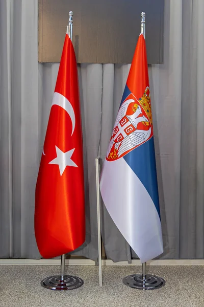 Turkiska Och Serbiska Flaggor Inomhuskonferens Politisk Händelse — Stockfoto