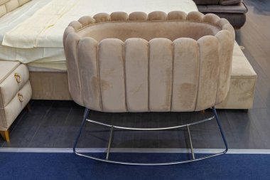 Yatak odasında pelüş bebek beşiği sallayan modern pelüş