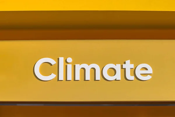 Tekenen Klimaat Witte Brieven Aan Gele Muur — Stockfoto