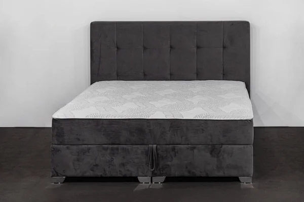 Groot Bed Zwart Wit Slaapkamer Minimalistisch Huis — Stockfoto