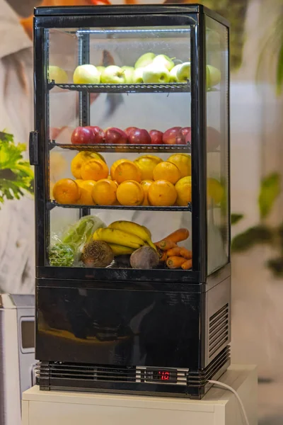 Ekran Dolabı Sağlıklı Çubuğunda Taze Meyvelerin Çeşitliliği — Stok fotoğraf