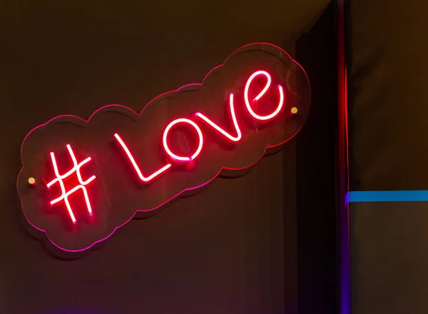 Red Neons Σημάδι Hashtag Αγάπη Στο Μαύρο Τοίχο — Φωτογραφία Αρχείου