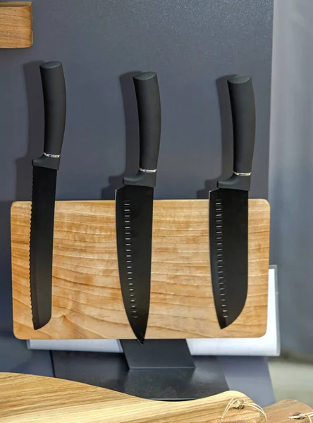 Magnetické Dřevo Deska Černé Nože Držák Moderní Kuchyňské Vybavení — Stock fotografie