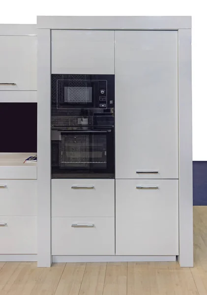 白厨房橱柜中微波与烤箱的现代应用 — 图库照片