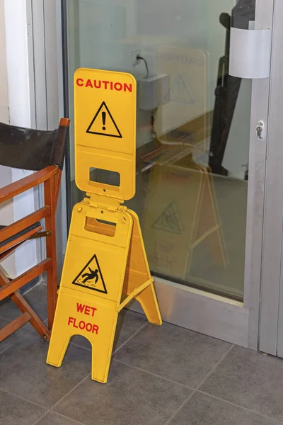 Gelbes Schild Vorsicht Nasser Fußboden Warnausruf — Stockfoto