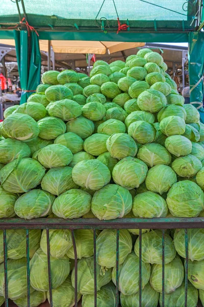 농부들 시장에서 대량으로 재배하는 양배추 — 스톡 사진
