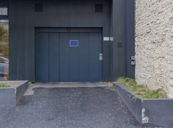 Μαύρες Πόρτες Ανελκυστήρας Για Υπόγεια Χώρο Στάθμευσης Αυτοκινήτων Γκαράζ — Φωτογραφία Αρχείου