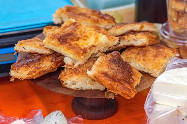 Fırınlanmış Gibanica Pasta Tabağı Geleneksel Balkanlar Mutfağı — Stok fotoğraf