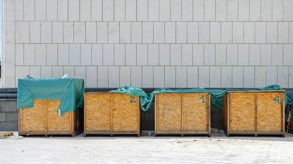 大きな貨物輸送ボックス重い負荷を持つ木製のクレート — ストック写真
