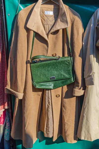 Yeşil Devekuşu Derisi Çantalı Bej Kış Ceketi — Stok fotoğraf