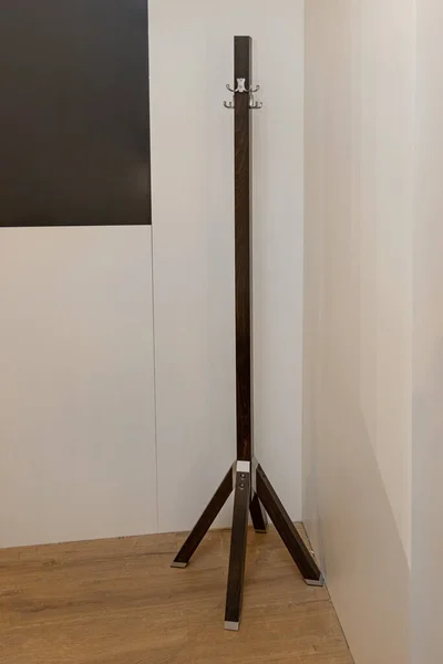 Απλό Άδειο Ξύλινο Παλτό Rack Στη Γωνία Δωματίου — Φωτογραφία Αρχείου