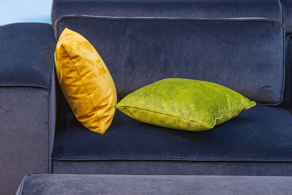 Yellow Green Faux Δερμάτινα Μαξιλάρια Στο Blue Plush Sofa — Φωτογραφία Αρχείου